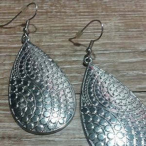 Drop patterned earrings